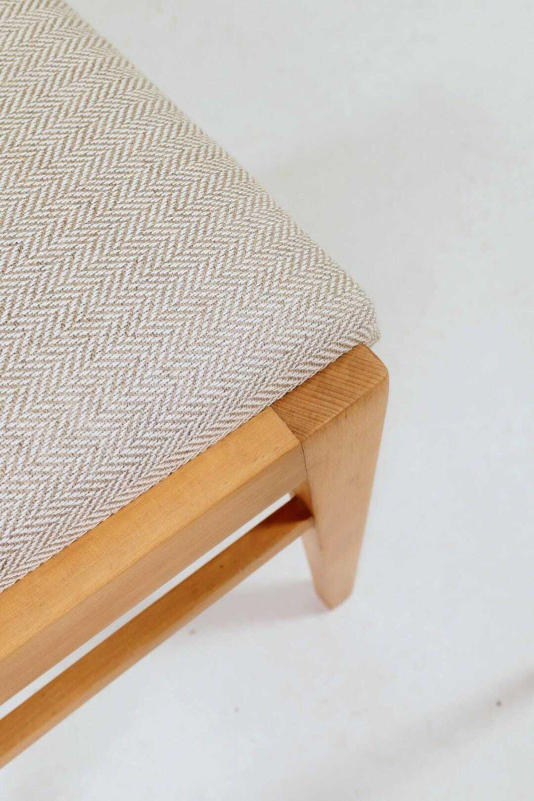 Vintage eetkamerstoelen, set van 4 – naturel beukenhout, visgraatbekleding photo vintage