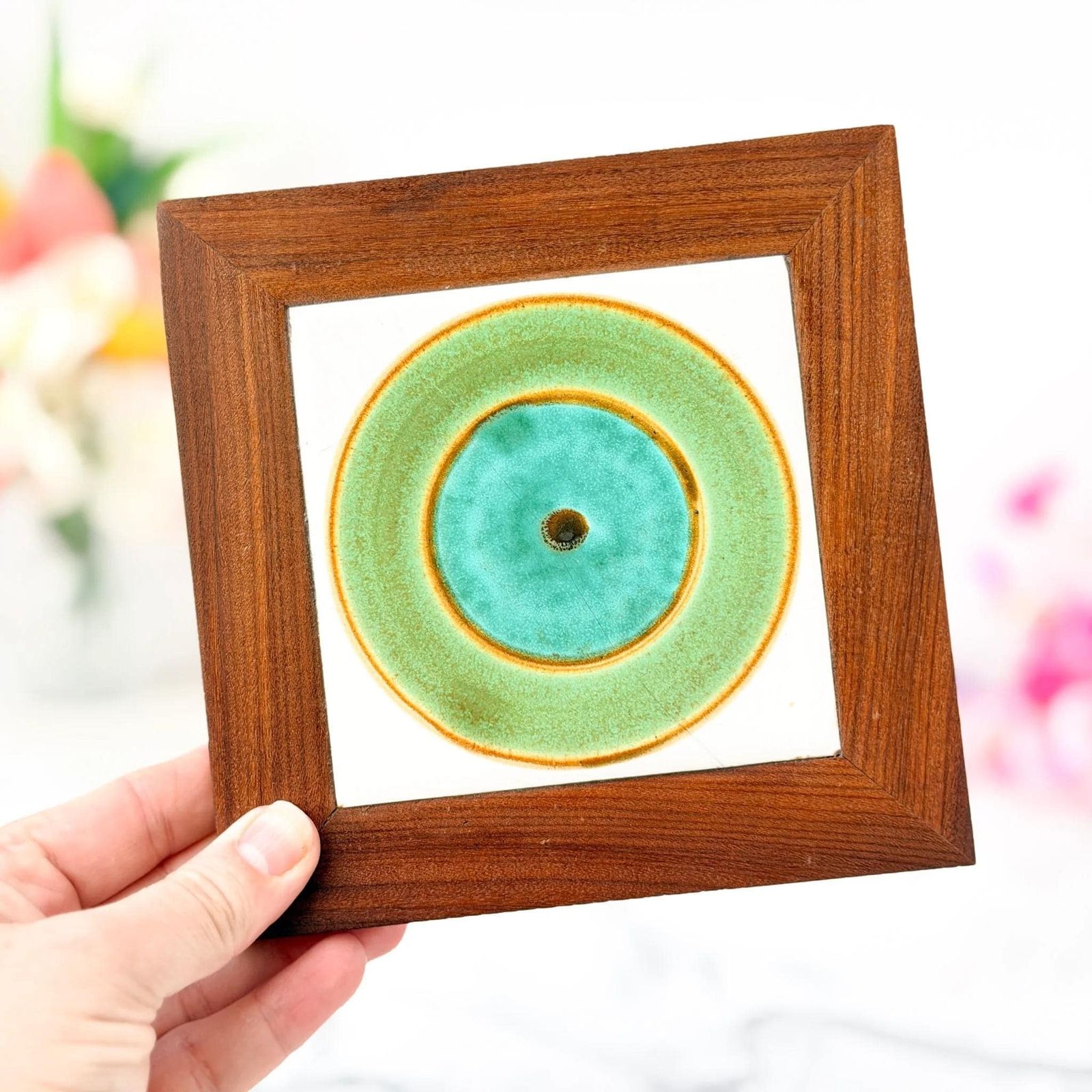 Margery Clinton ingelijste keramische tegel, mid-century, groen blauw, jaren 1960 photo for sale