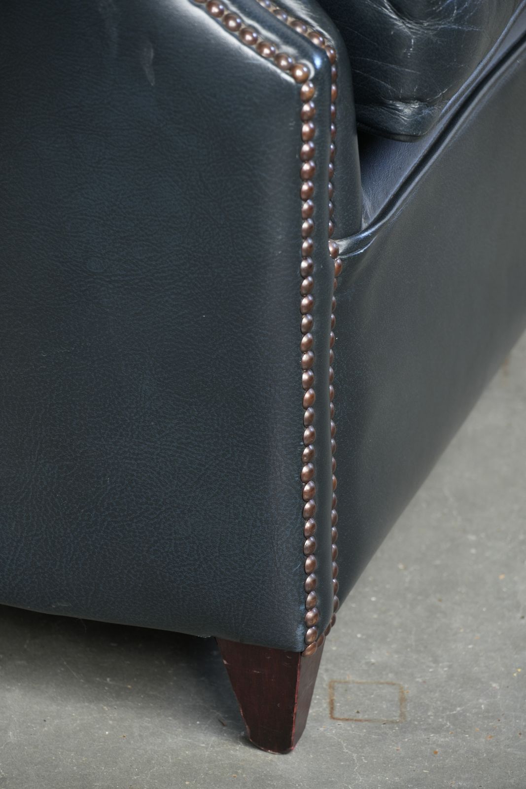 1730.0 Set van twee donkerblauwe lederen club fauteuils met een tijdloos design photo