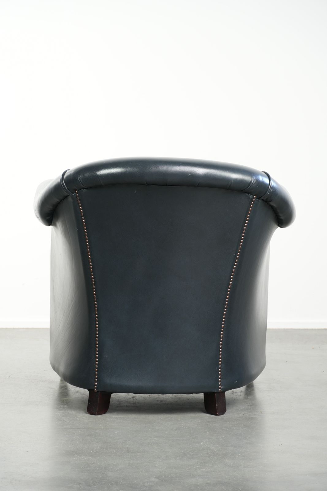Mooie en comfortabele donkerblauwe lederen club fauteuil met een uniek en tijdloos design photo Meubels