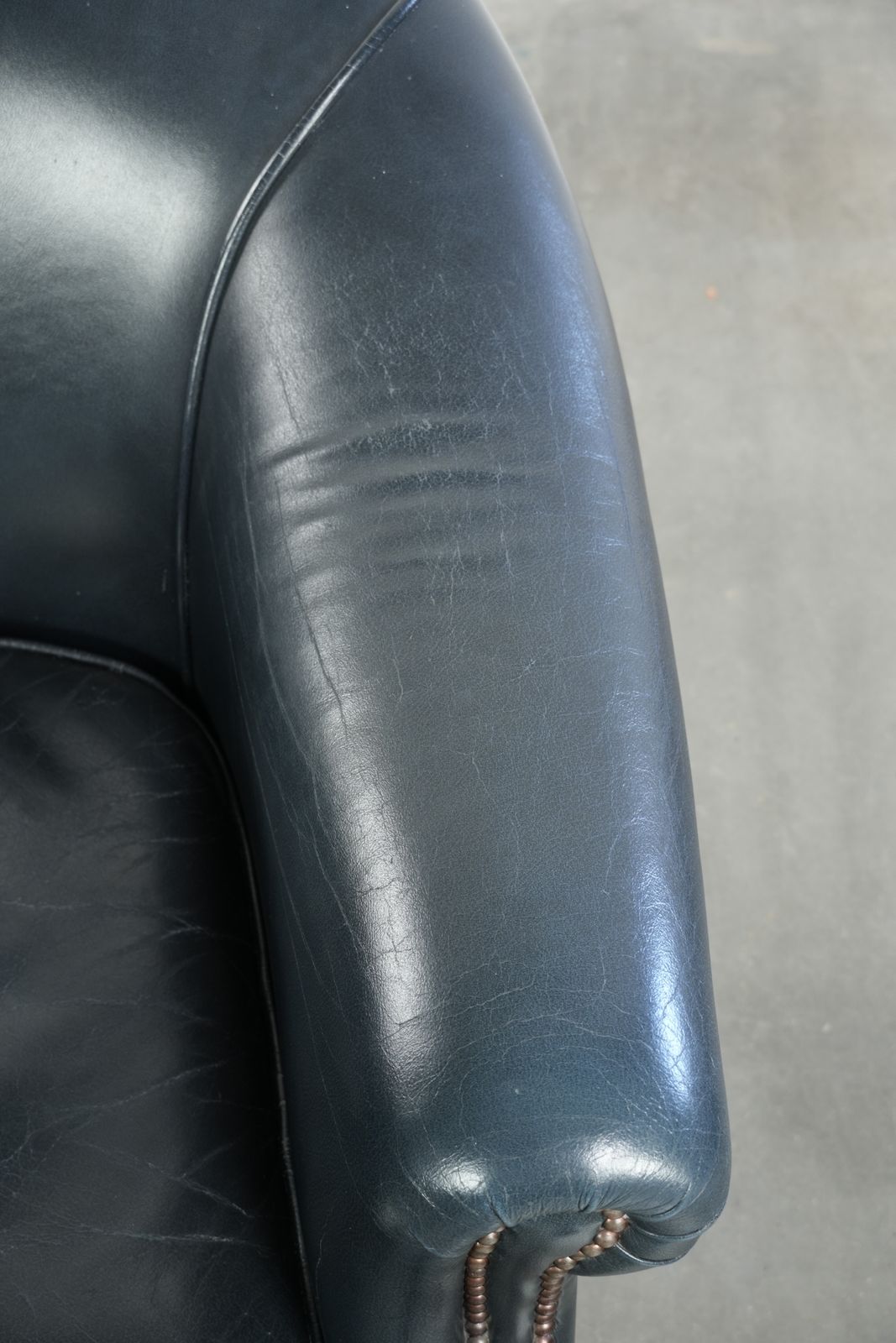 Donkerblauwe Clubfauteuil Van Koeienhuid Leer Met Een Tijdloos Design photo vintage