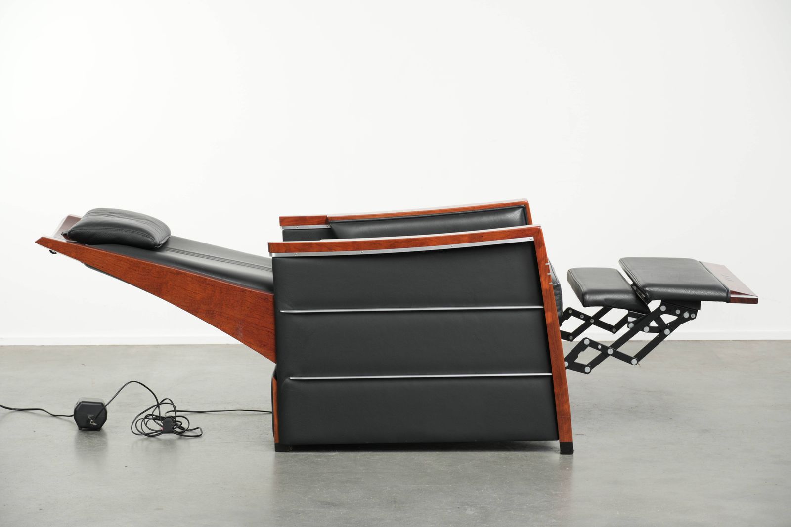 Luxury Electrically Adjustable Schuitema Art Deco Design Recliner From The Decoforma Series With Black Cow Leather photo 4329.0