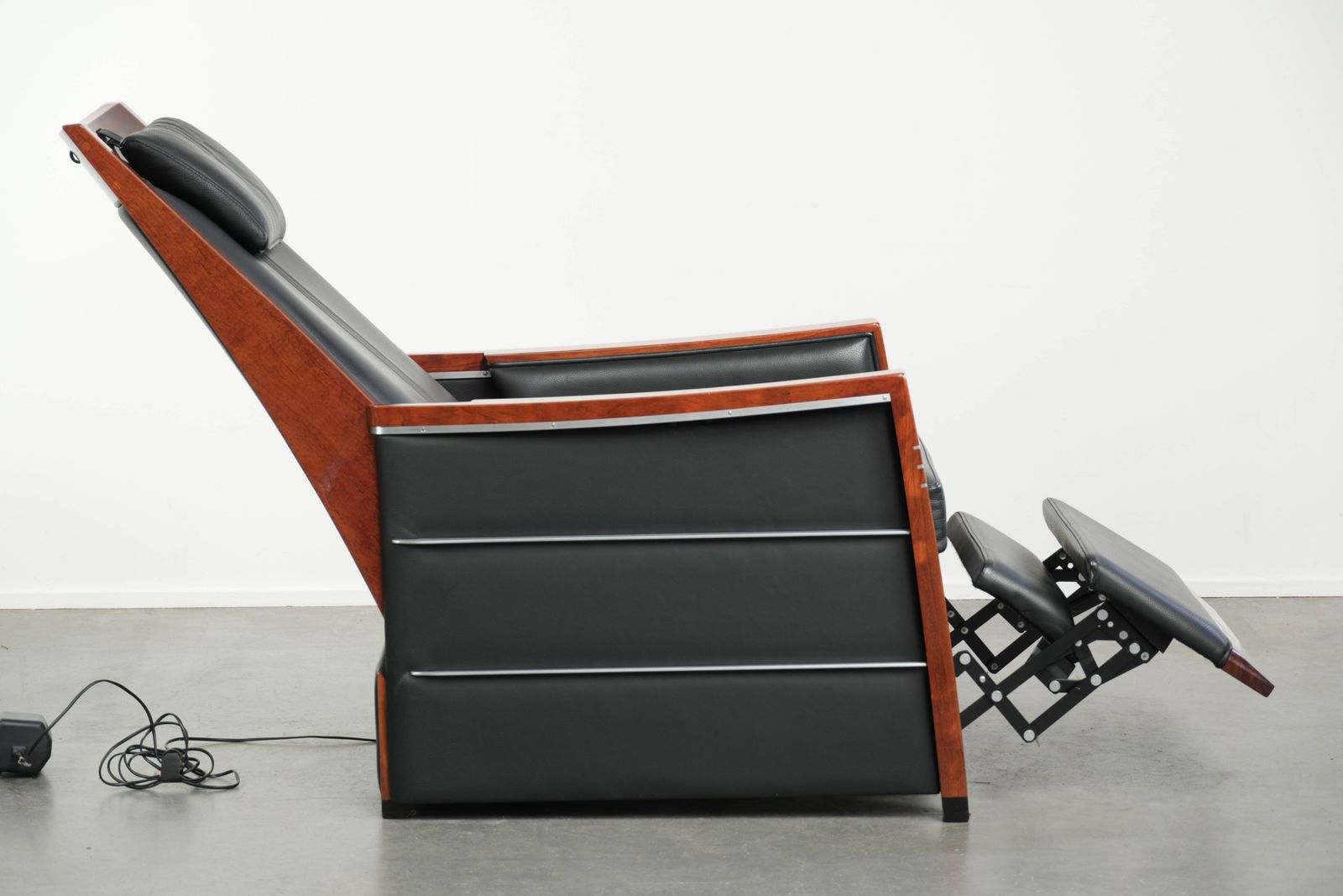 Luxury Electrically Adjustable Schuitema Art Deco Design Recliner From The Decoforma Series With Black Cow Leather photo vinterior