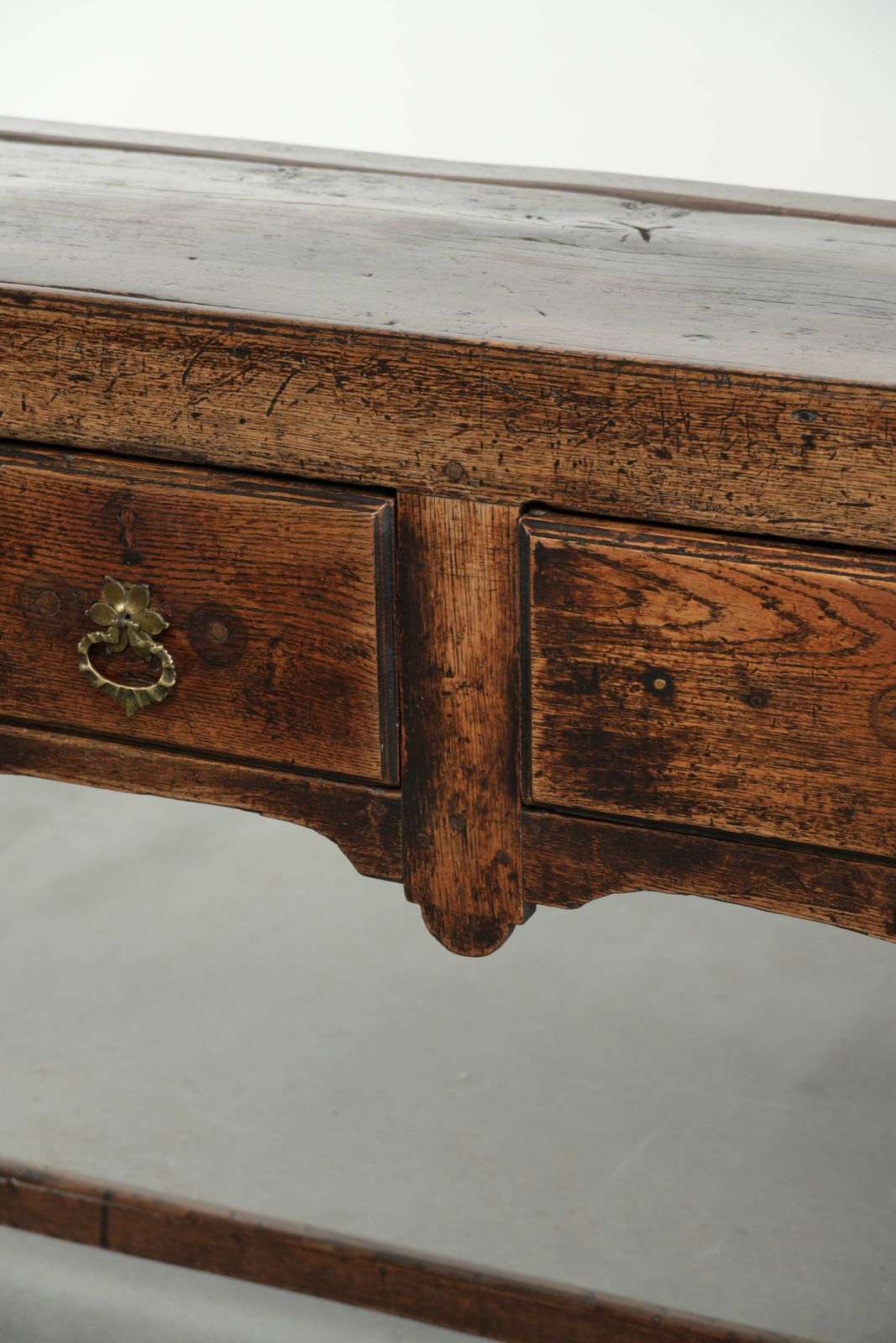 photo furniture Beautiful Antique English Oak Sideboard With Three Drawers From The Late 17th/Early 18th Century With A Lovely Appearance.