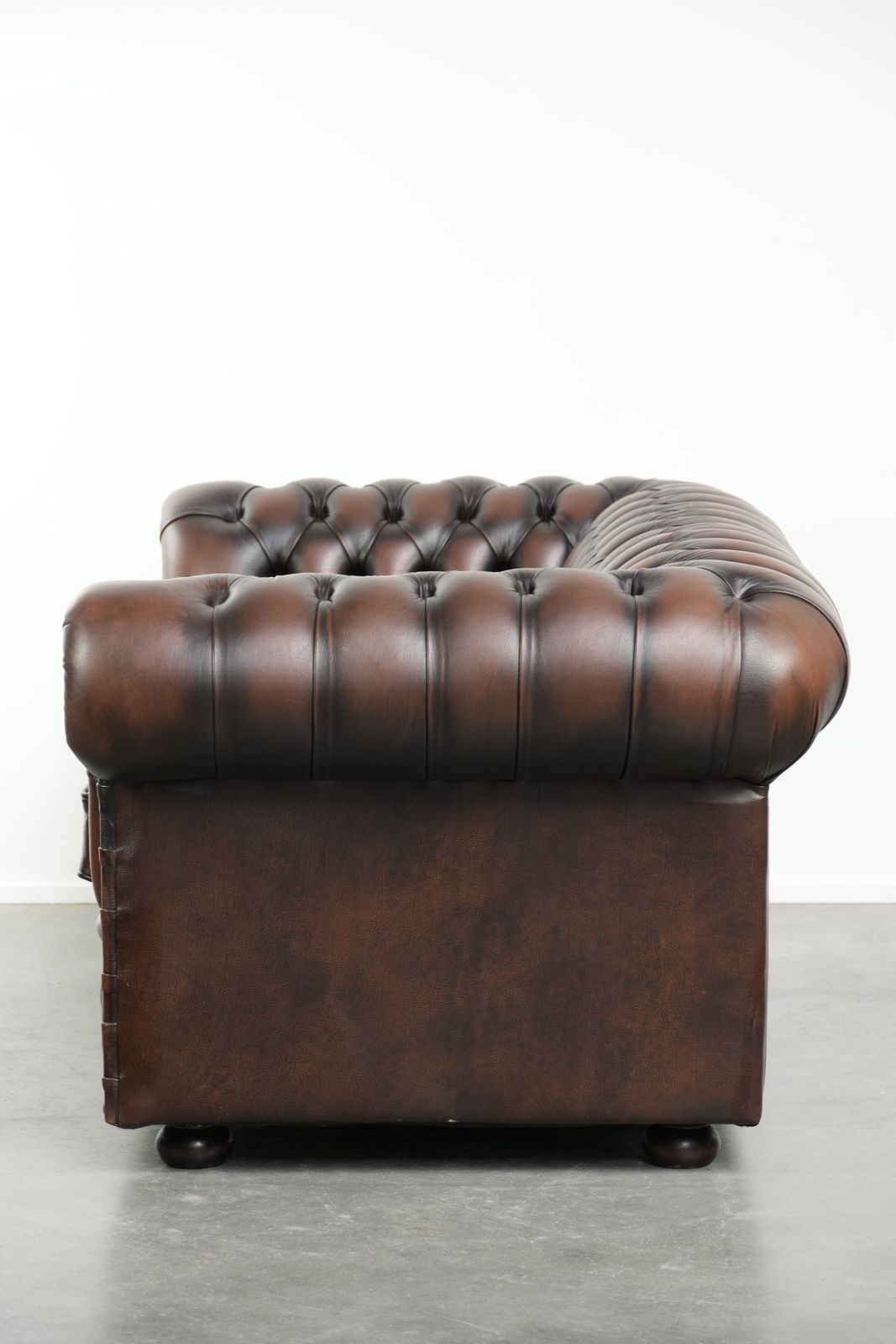 Lovely English Style Cowhide Leather Chesterfield 2 Seater Sofa In A Beautiful Timeless Brown Color. photo Furniture
