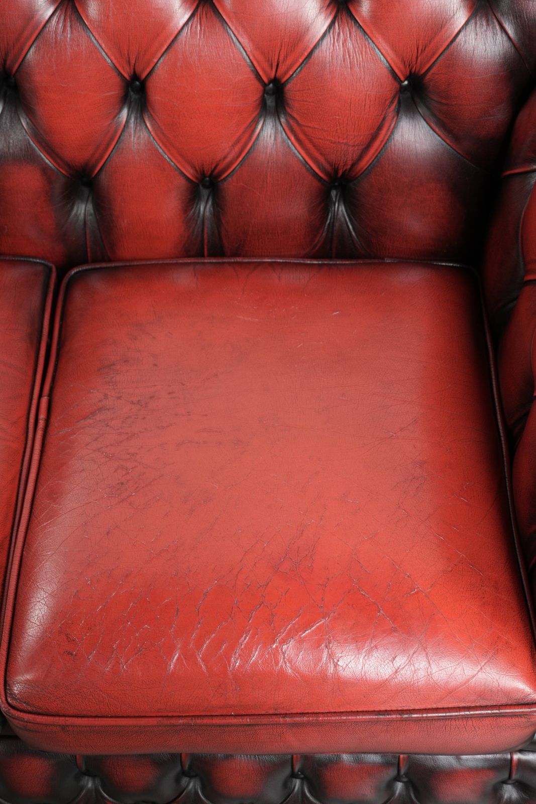Beautiful English Chesterfield 2.5/3 Seater Sofa Made Of Cow Leather In A Luxurious Red Color. photo buy