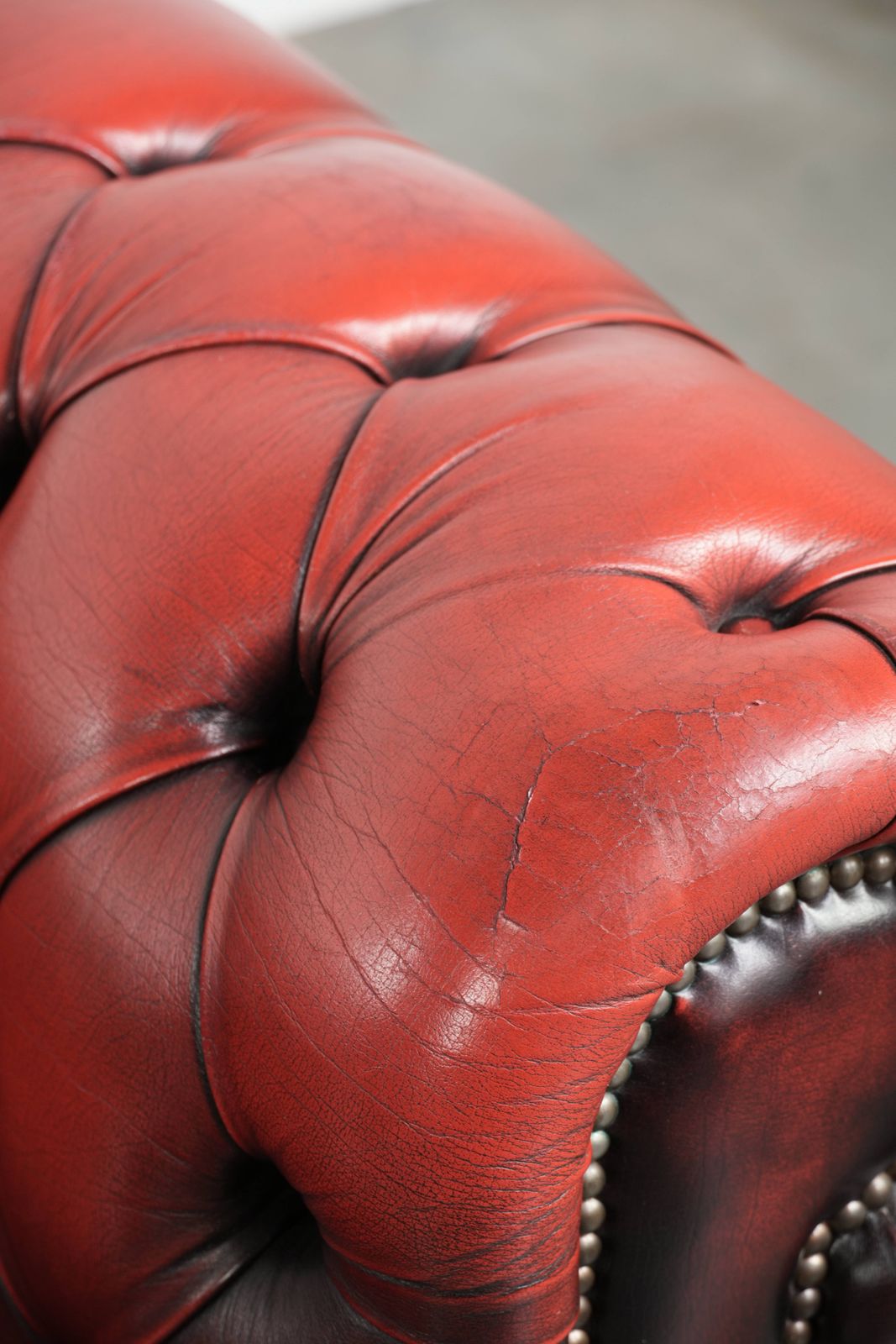photo for sale Beautiful English Chesterfield 2.5/3 Seater Sofa Made Of Cow Leather In A Luxurious Red Color.