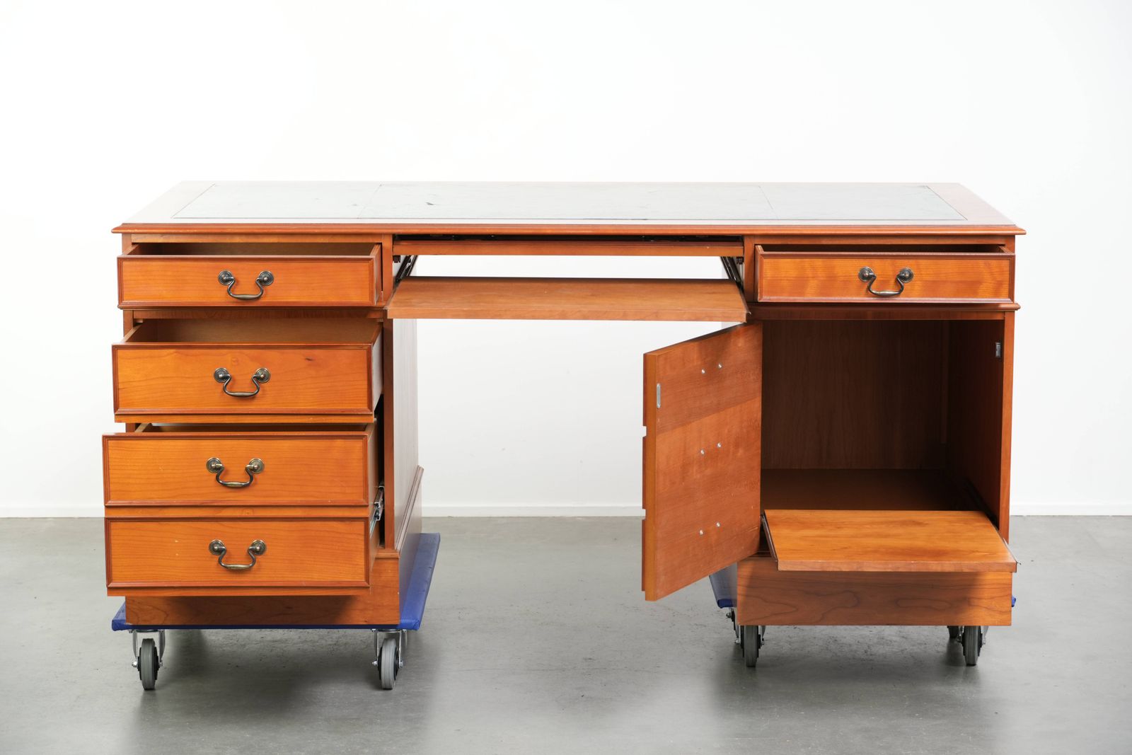 Groot klassiek houten bureau in Engelse stijl met 4 lades en blauw lederen blad photo for sale