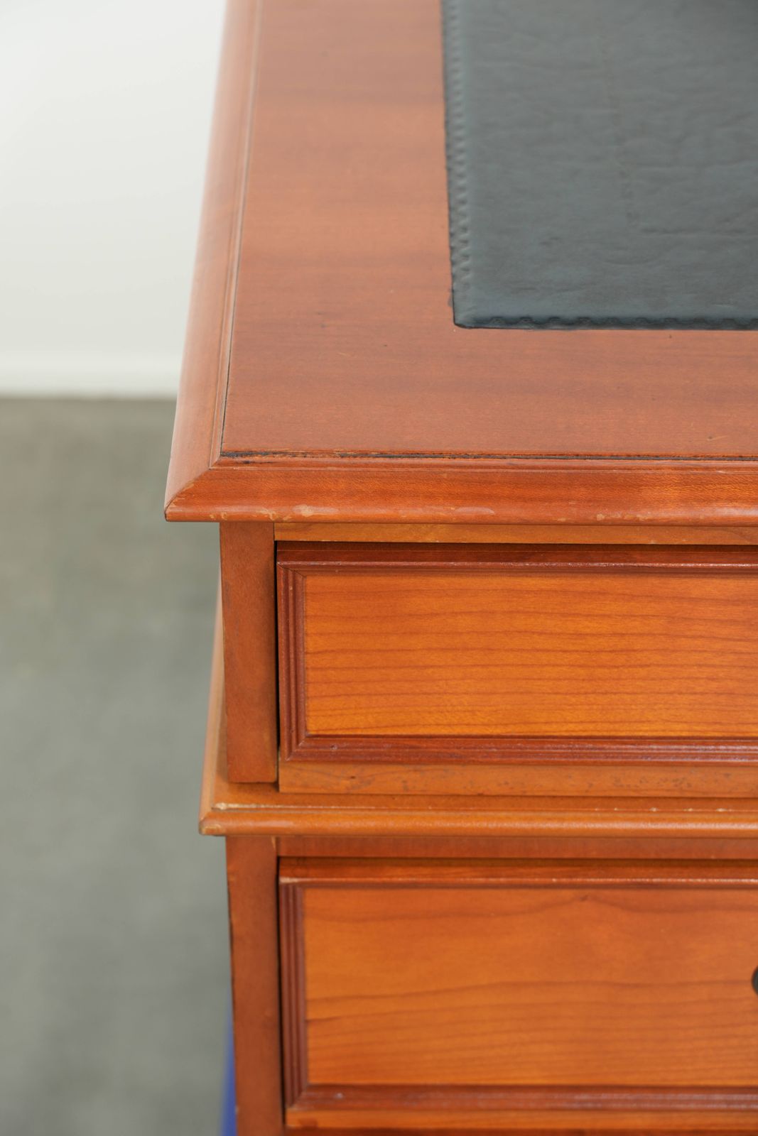 photo for sale Groot klassiek houten bureau in Engelse stijl met 4 lades en blauw lederen blad