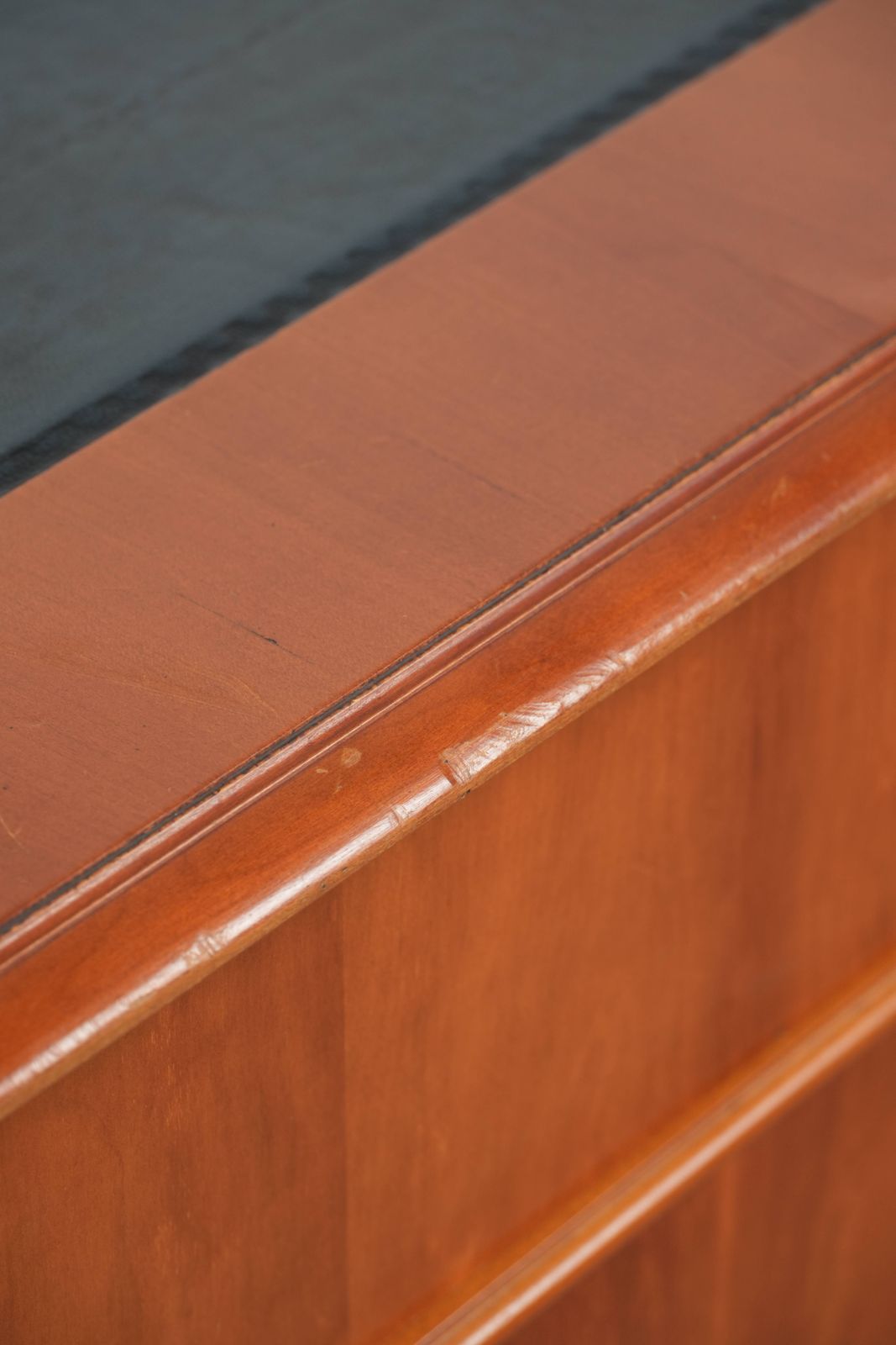 photo buy Groot klassiek houten bureau in Engelse stijl met 4 lades en blauw lederen blad