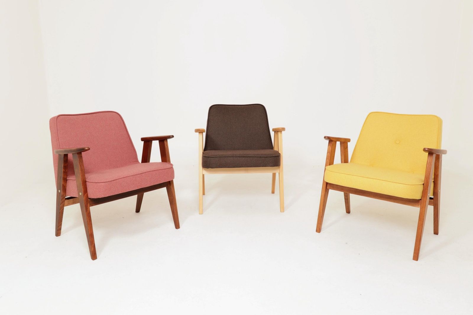 photo vintage Lounge Chair Retro Stijl Cacao Wollen Bekleding Naturel Beukenhout