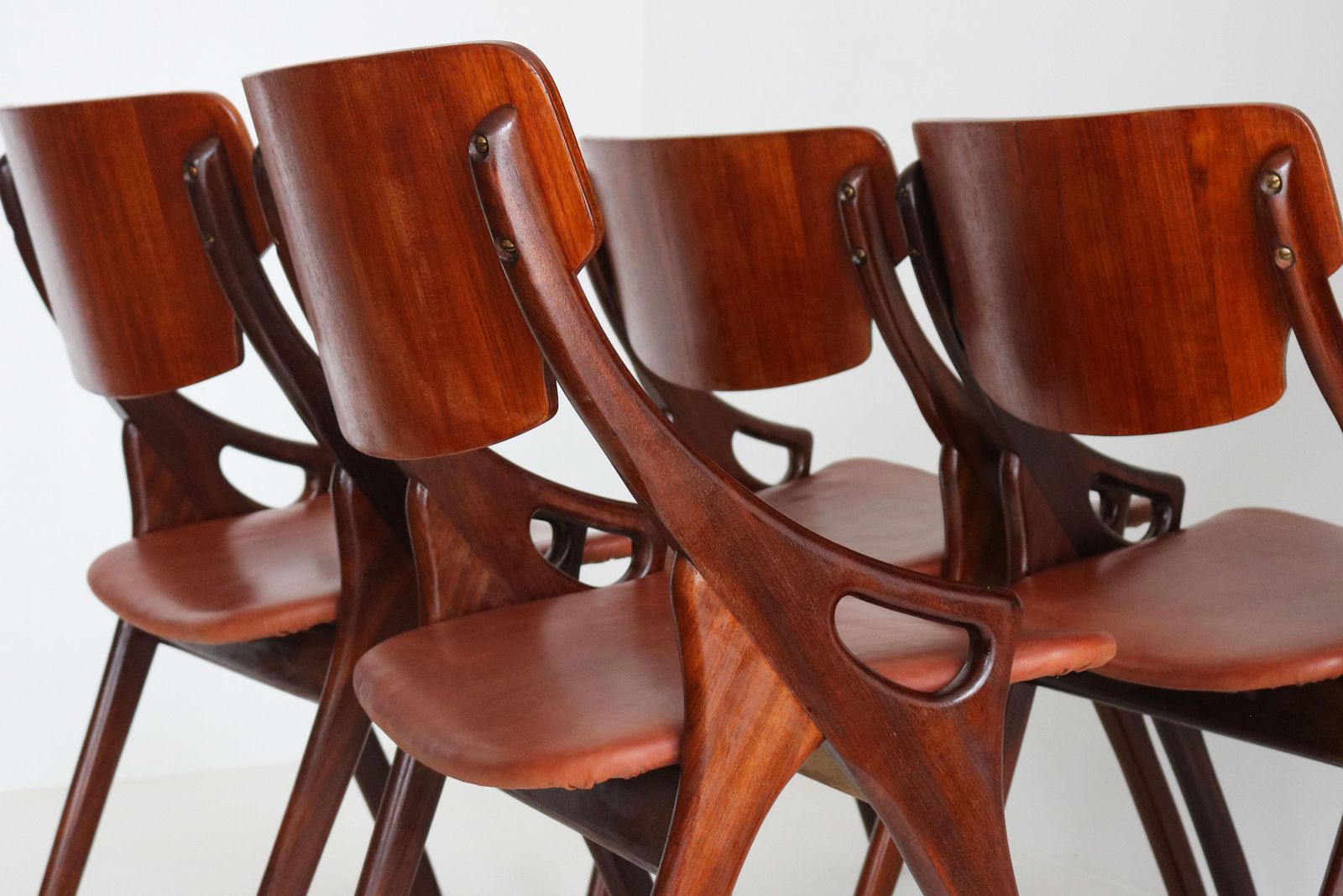 Mobilier Ensemble de 4 chaises de salle à manger de style danois, par Arne Hovmand Olsen, 1950, pour Mogenskold photo