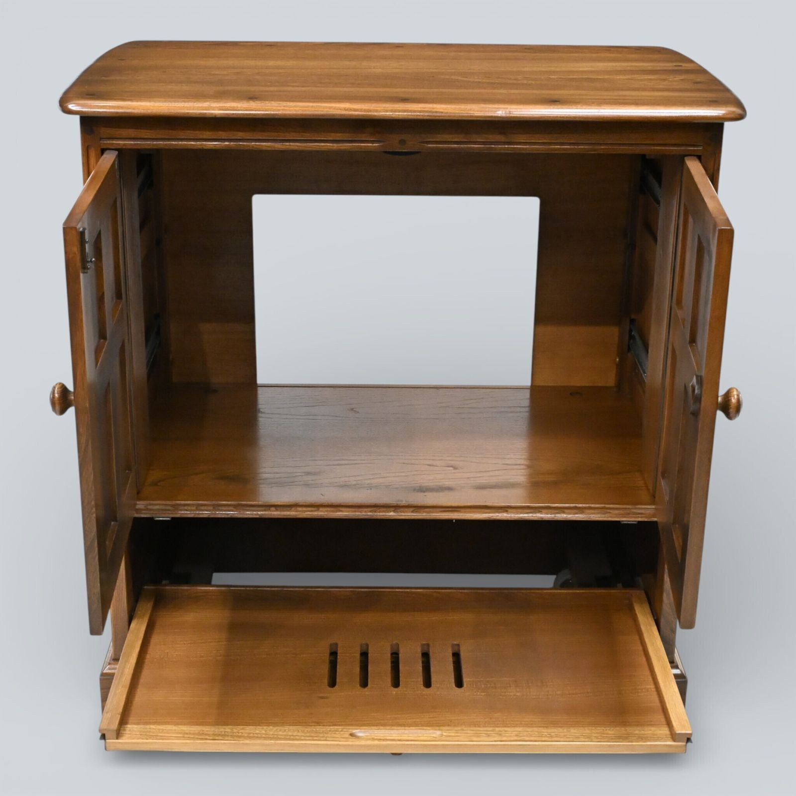 photo vinterior Ercol Mural Tv Video Cabinet Golden Dawn Hideaway Doors Model 839 Free Delivery