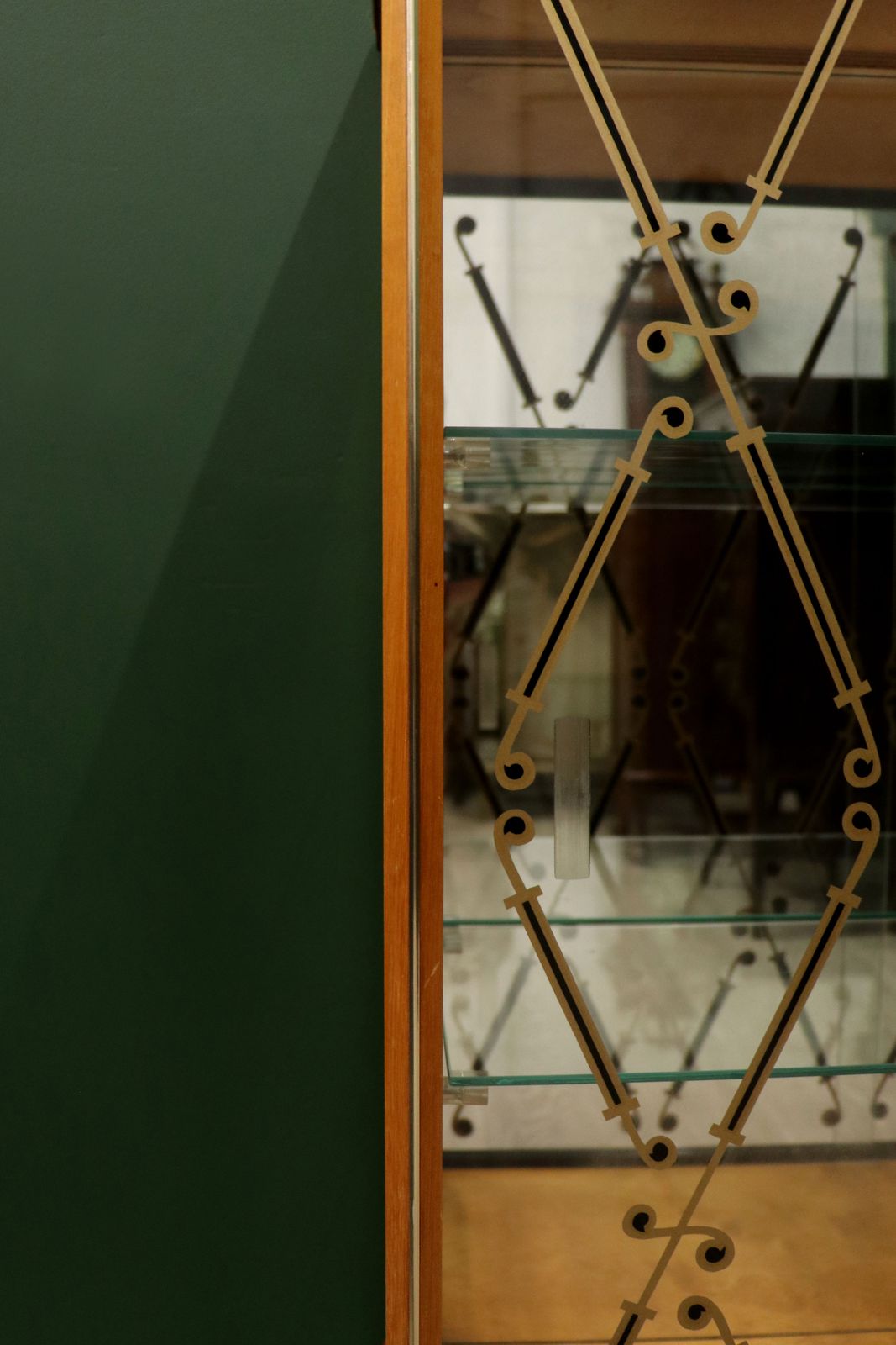 photo furniture A Lovely Vintage Mid Century Display Cabinet In Excellent, Original Condition.