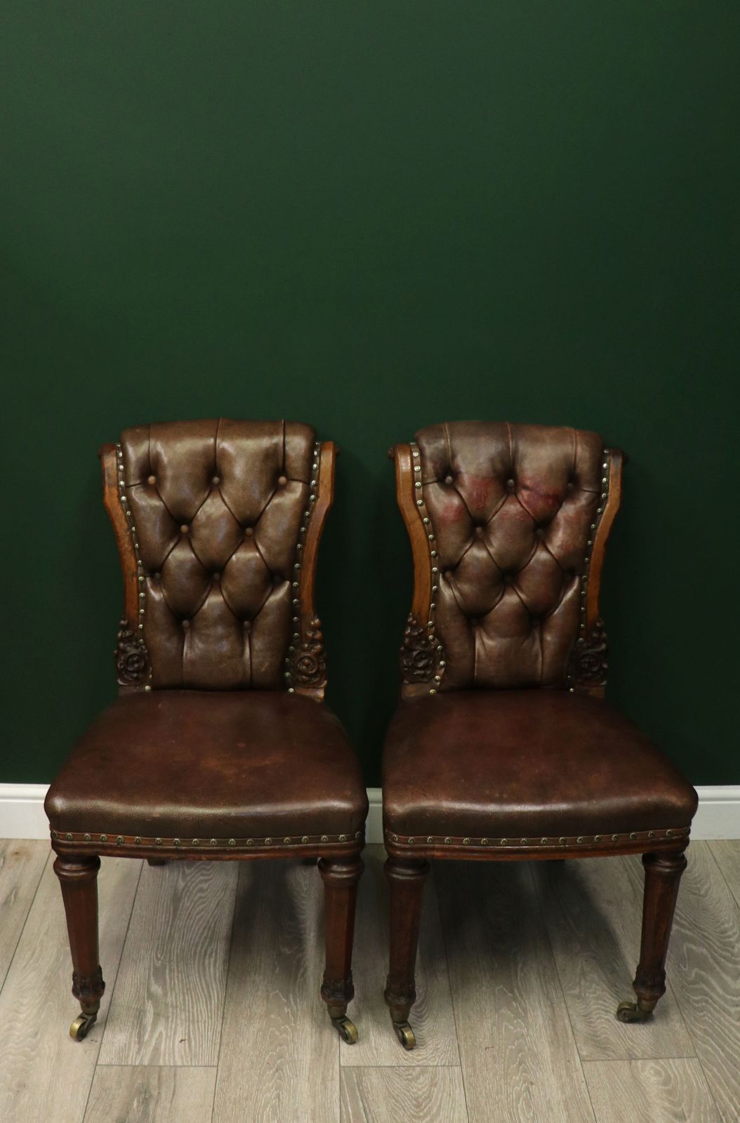 An Absolutely Lovely Pair Of Oak Framed & Leather Side Chairs In Excellent Condition. photo furniture