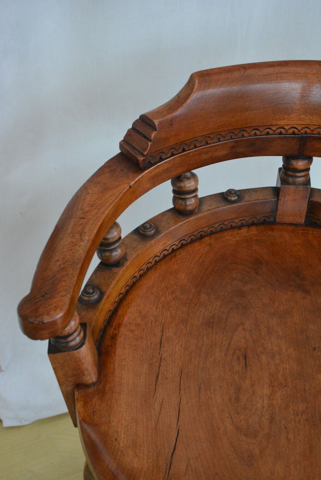 1032.0 Aesthetic Movement Walnut Swivelling Office Chair In Good Condition photo