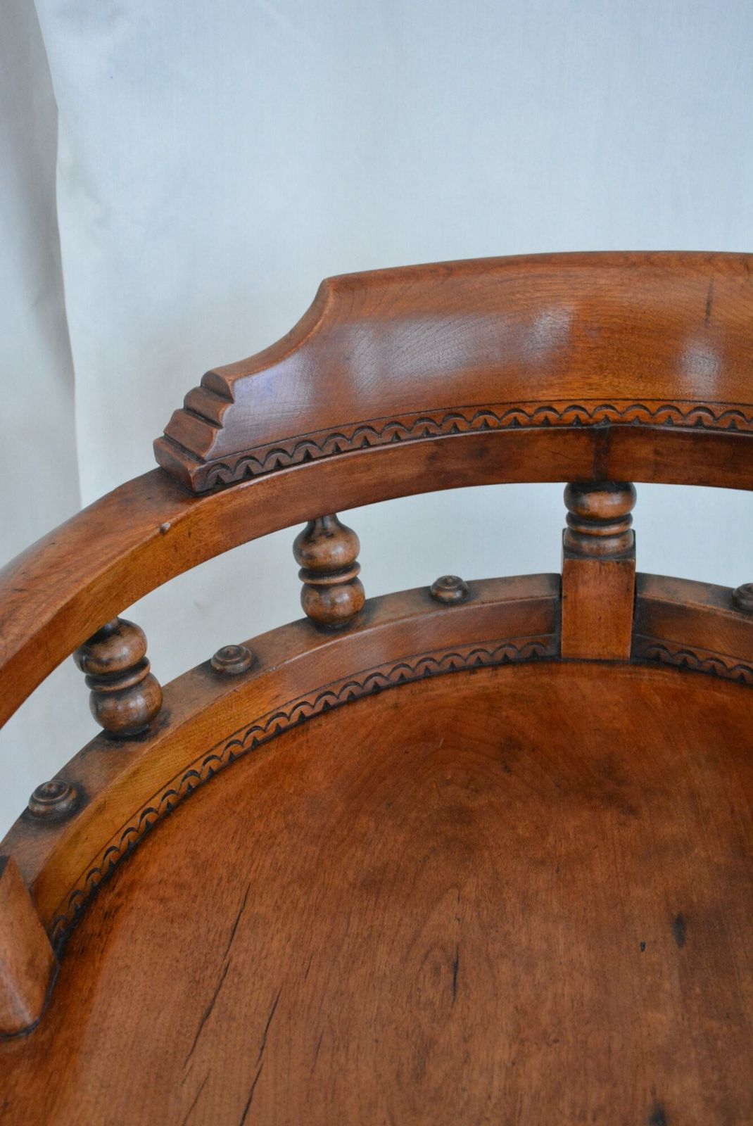 photo vinterior Aesthetic Movement Walnut Swivelling Office Chair In Good Condition