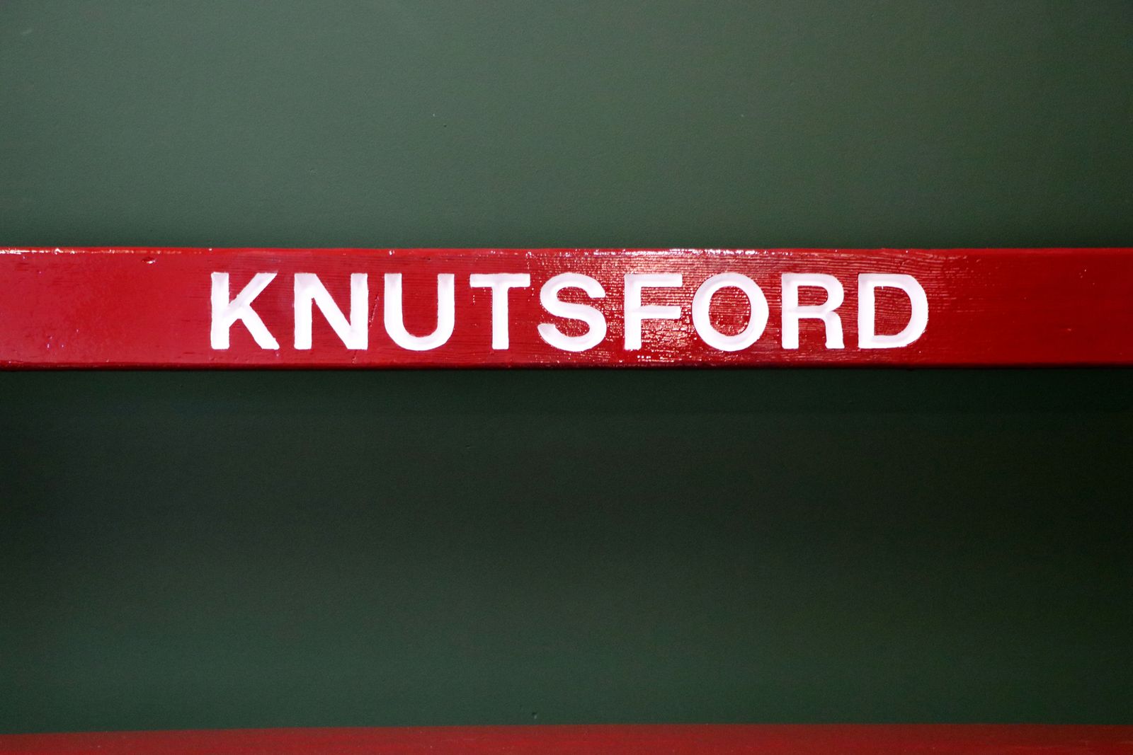 A Lovely Red Painted Wooden Bench Later Inscribed With Knutsford. photo vinterior