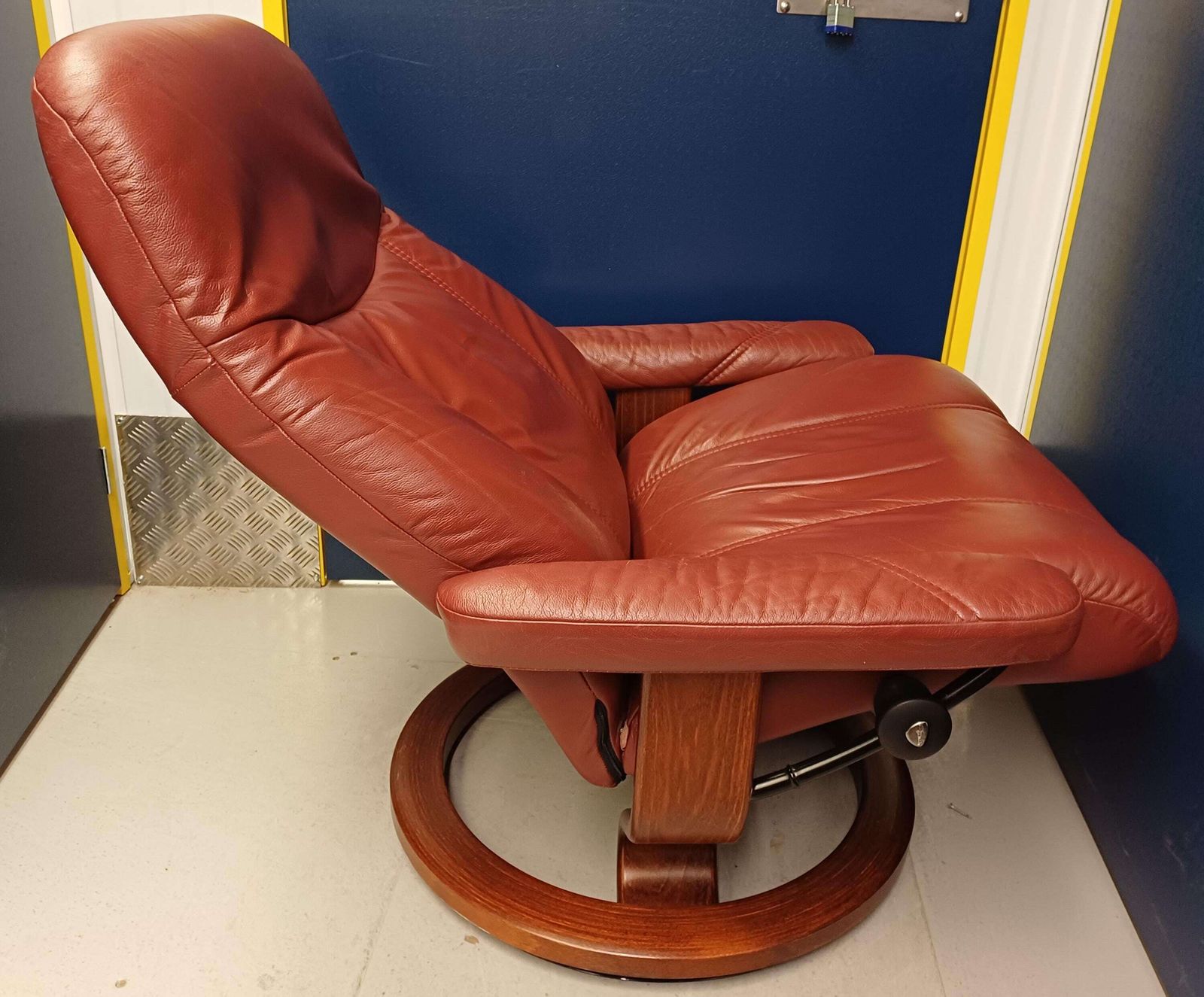 photo furniture Ekornes Stressless Grey Leather Swivel Recliner Armchair & Footstool