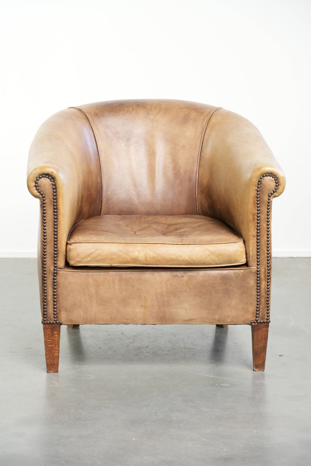 Karaktervolle Vintage Engelse Stijl Clubfauteuil In Koeienhuid Leer Met Een Mooi Licht Kleurenschema photo furniture