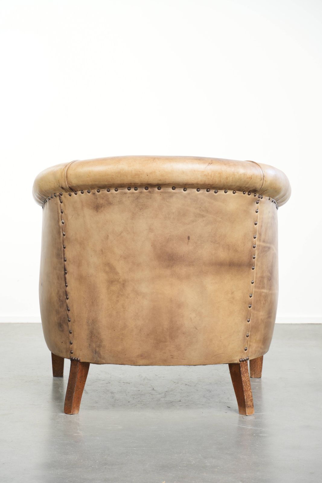 Karaktervolle Vintage Engelse Stijl Clubfauteuil In Koeienhuid Leer Met Een Mooi Licht Kleurenschema photo Meubels