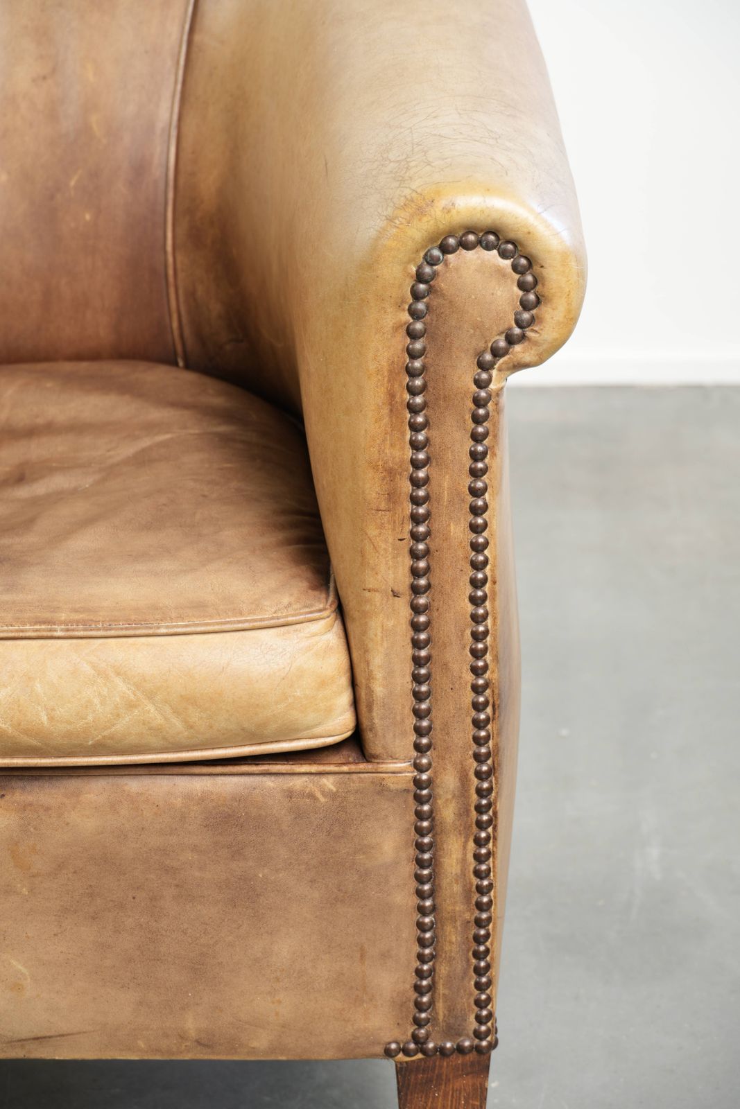 photo furniture Karaktervolle Vintage Engelse Stijl Clubfauteuil In Koeienhuid Leer Met Een Mooi Licht Kleurenschema