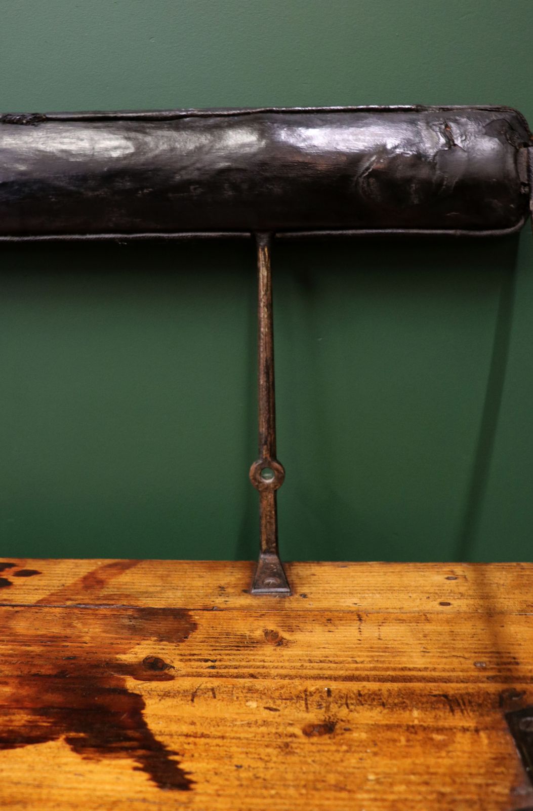 photo vintage A Great Hall Seat With A Novel Twist!
