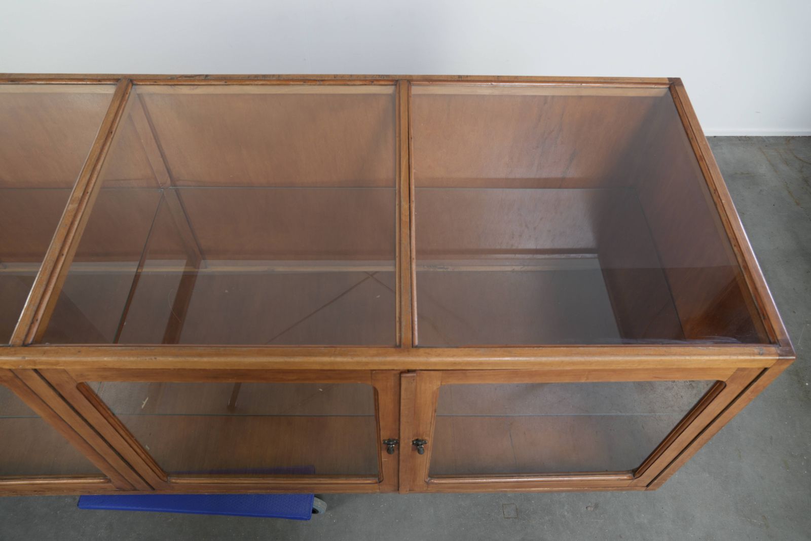 Grote Vintage Houten Toonbank/Vitrinekast Met 4 Deuren En Glas photo buy