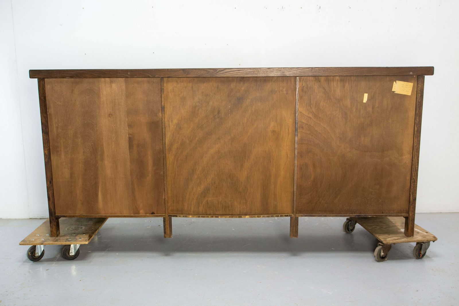 photo vintage Grand buffet français en orme quatre portes et quatre tiroirs de style néo-gothique, vers 1980