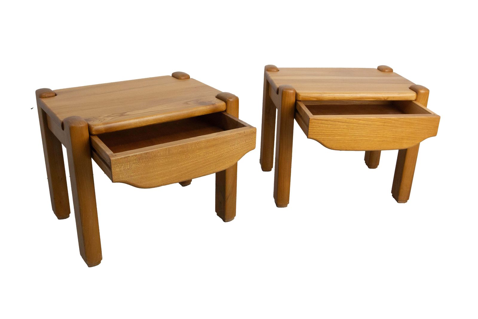 1107.0 Paire de tables de chevet françaises vintage de style Maison Regain, Charlotte Perriand, en orme, vers 1970 photo