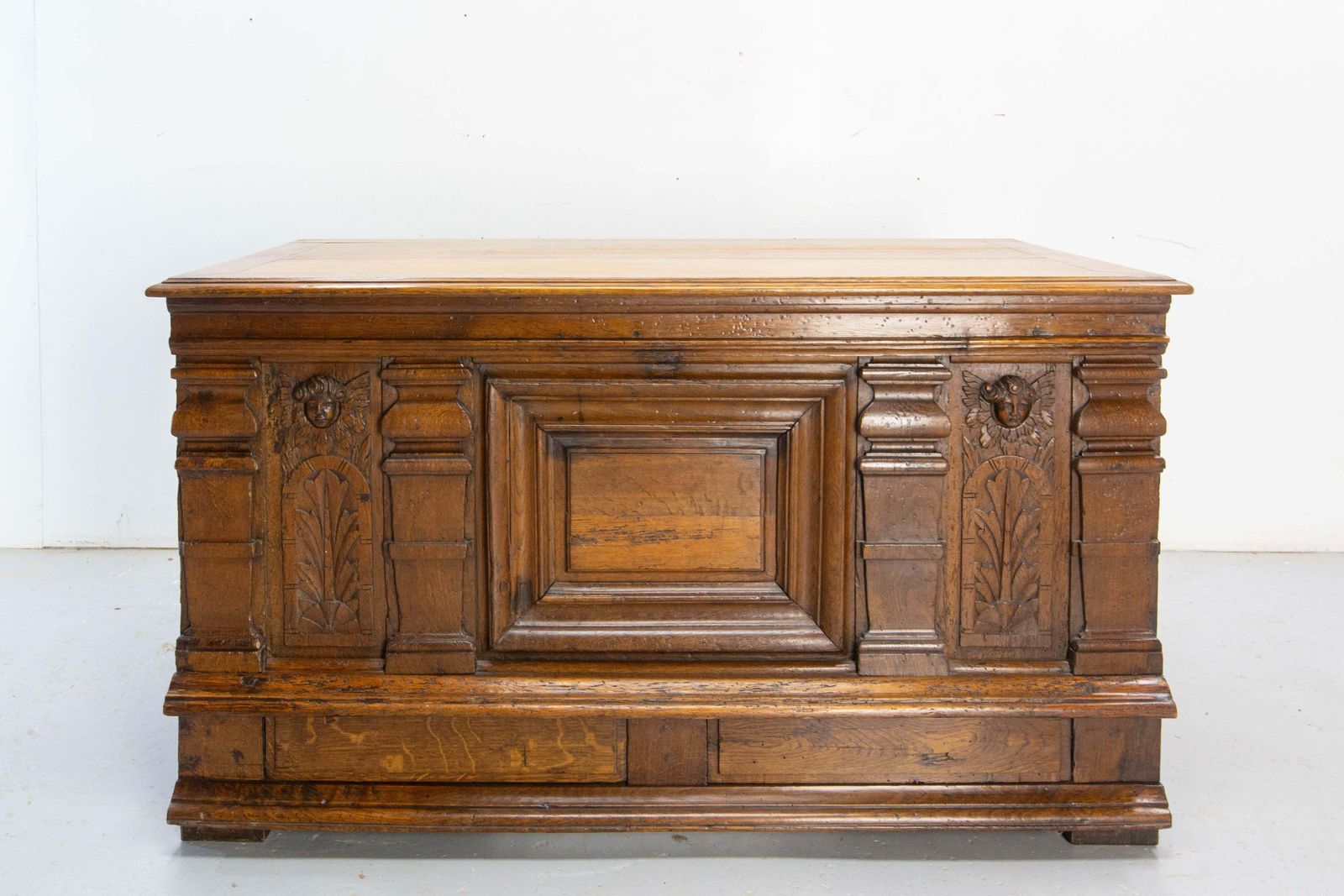 Bureau en chêne sculpté d'époque Louis XIII, façade aux putti, XIXe siècle, vers le XVIIe siècle photo for sale