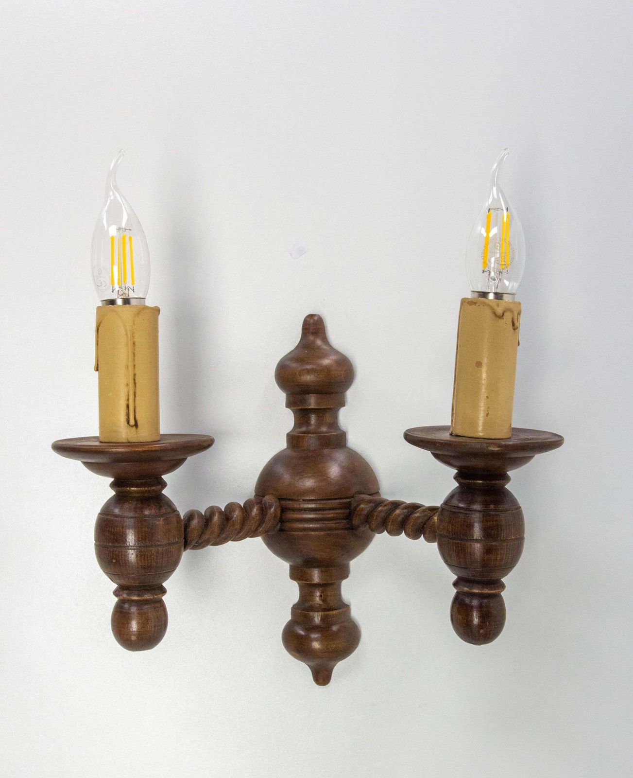 Paar gedraaide houten dubbele wandlampen in Spaanse stijl, beuken, ca. jaren 1940, Frankrijk photo for sale