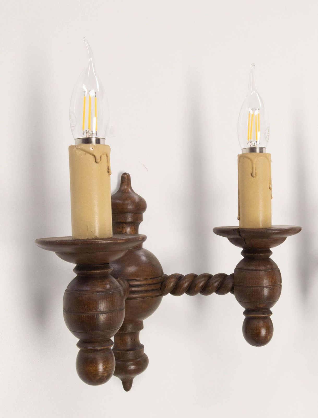 Paar gedraaide houten dubbele wandlampen in Spaanse stijl, beuken, ca. jaren 1940, Frankrijk photo Verlichting
