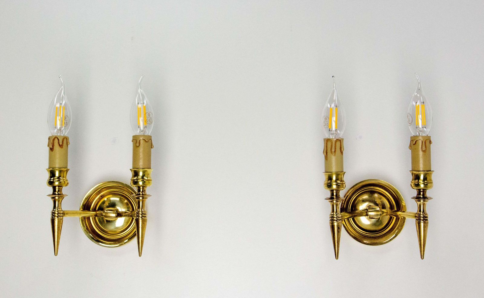 Frans paar dubbele wandkandelaars in messing, Louis XVI of neoklassieke stijl, ca. 1960 photo furniture