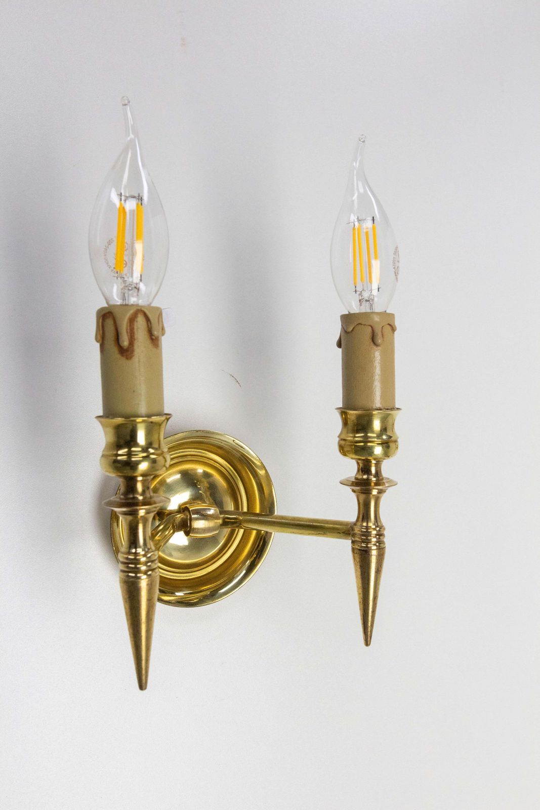 Frans paar dubbele wandkandelaars in messing, Louis XVI of neoklassieke stijl, ca. 1960 photo 640.0