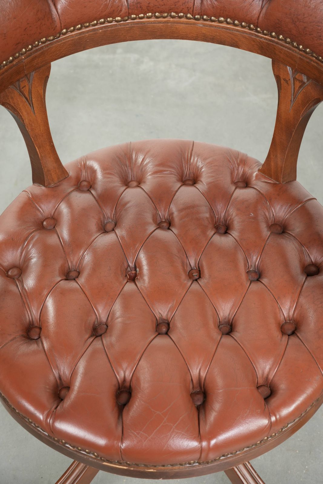 Set van 2 draaibare Chesterfield bureaustoelen in Engelse stijl, bekleed met koeienleer in bruin photo vinterior