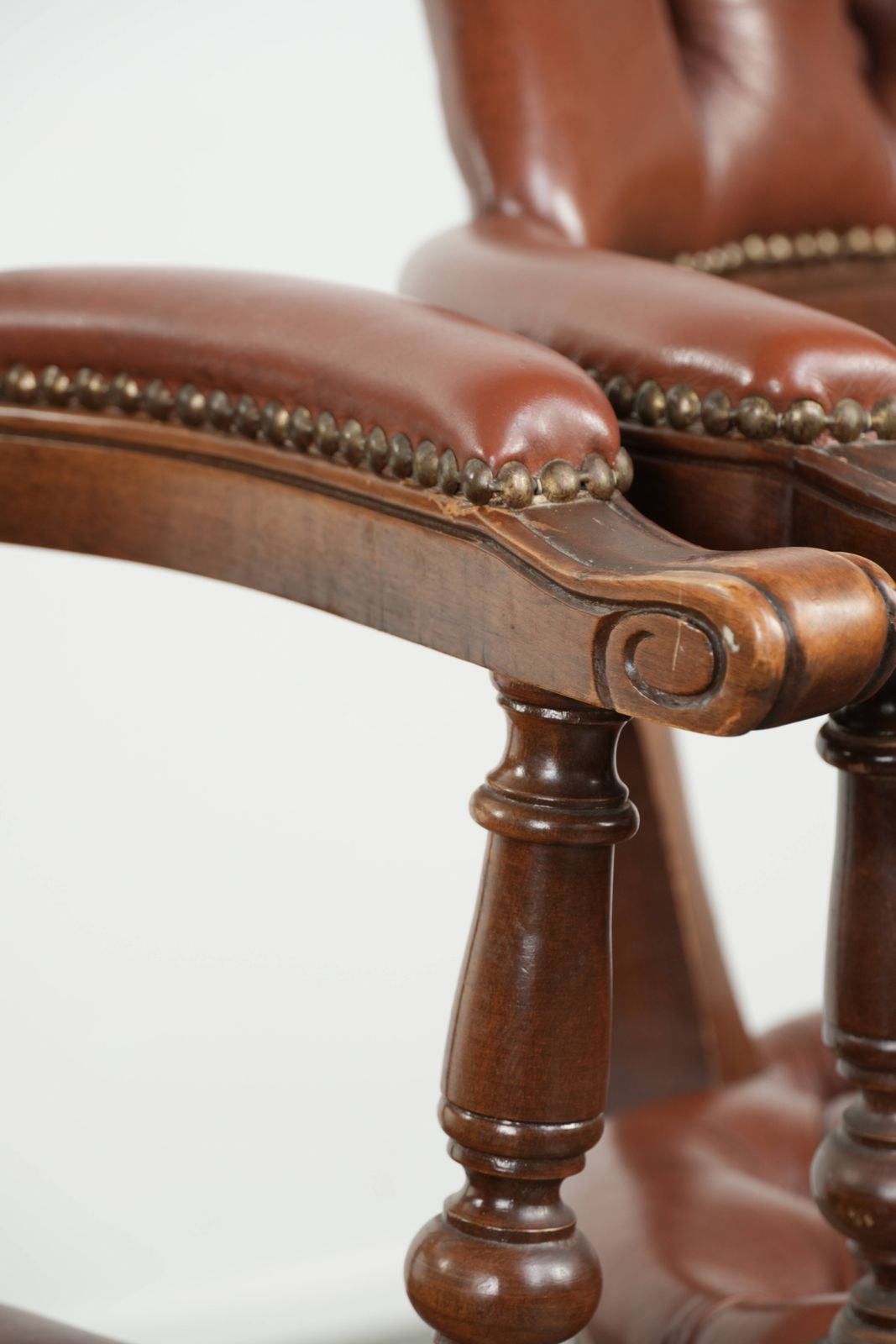 Meubels Set van 2 draaibare Chesterfield bureaustoelen in Engelse stijl, bekleed met koeienleer in bruin photo