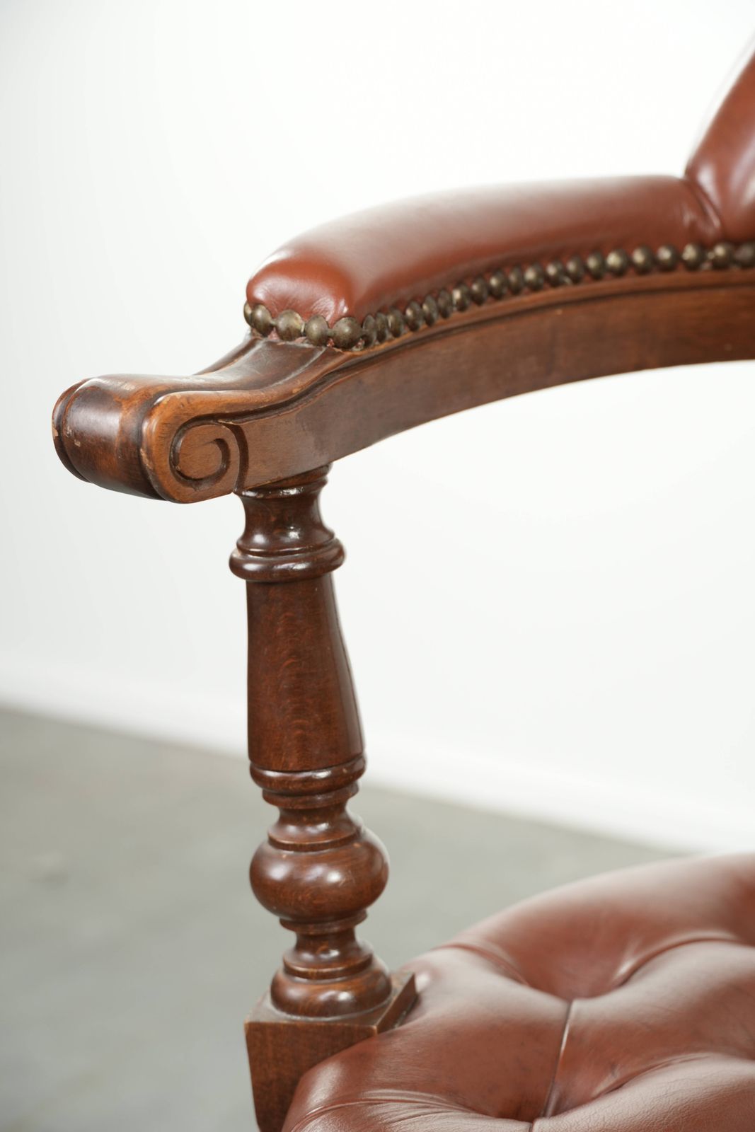 Meubels Draaibare Chesterfield Bureaustoel In Engelse Stijl, Bekleed Met Koeienhuid In Bruin photo