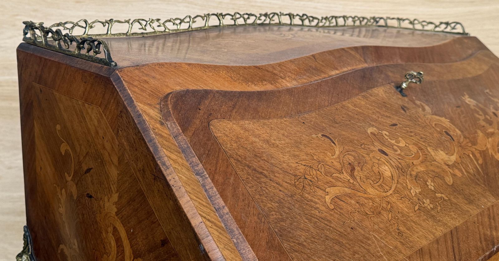 photo furniture Secrétaire français à abattant, surface d'écriture et tiroirs intérieurs