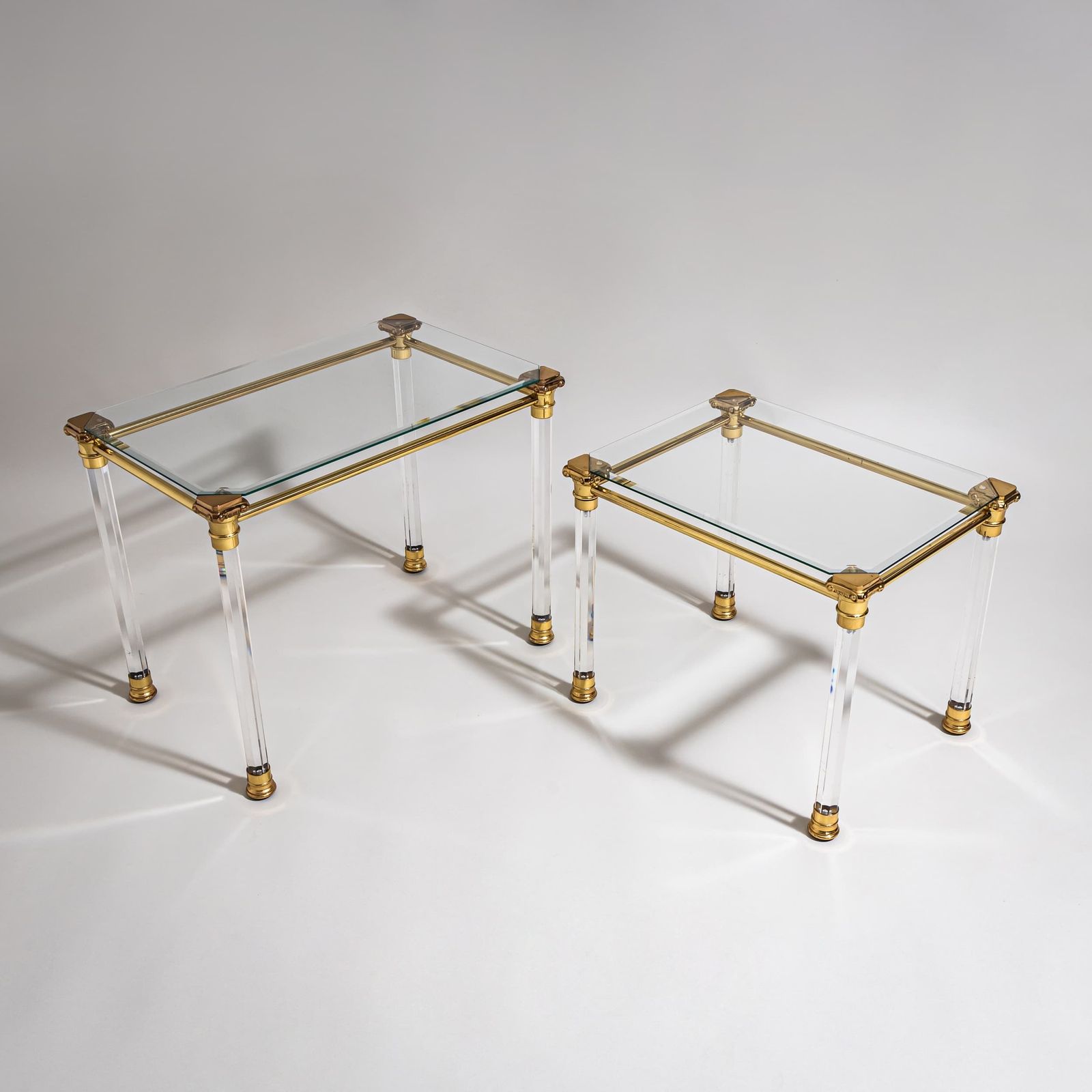 Twee salontafels in plexiglas en messing, vermoedelijk Italië, eind 20e eeuw photo furniture