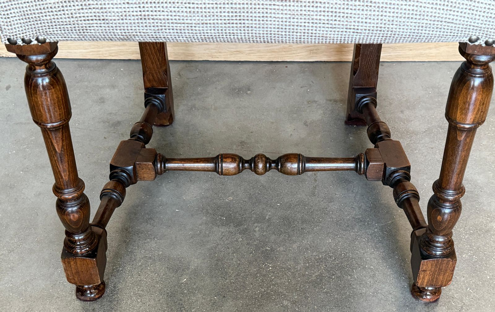 photo furniture Chaise en bois avec assise et dossier rembourrés