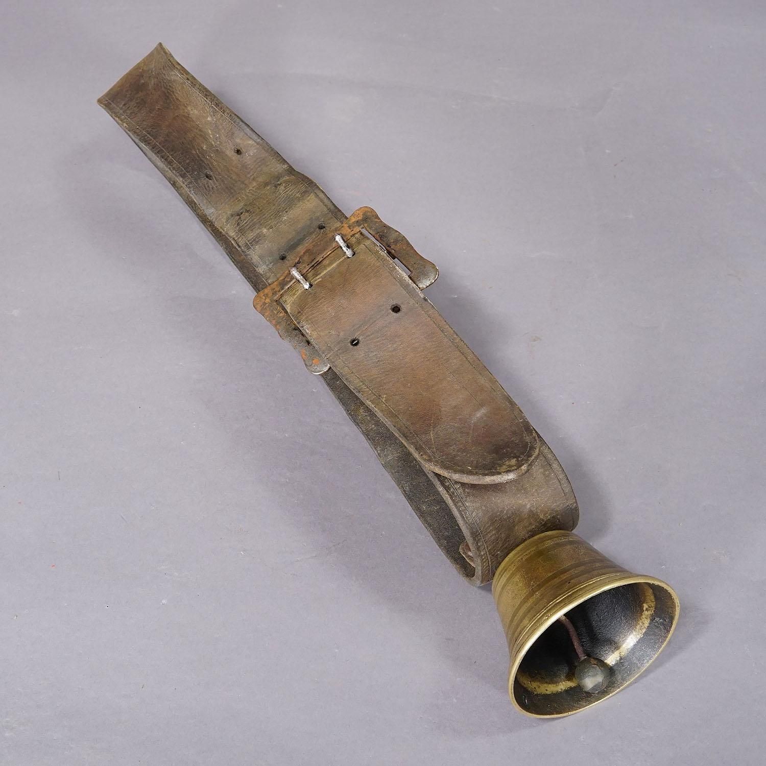 Antiek gegoten bronzen koebel, gemaakt in Zwitserland, ca. 1900 photo vinterior