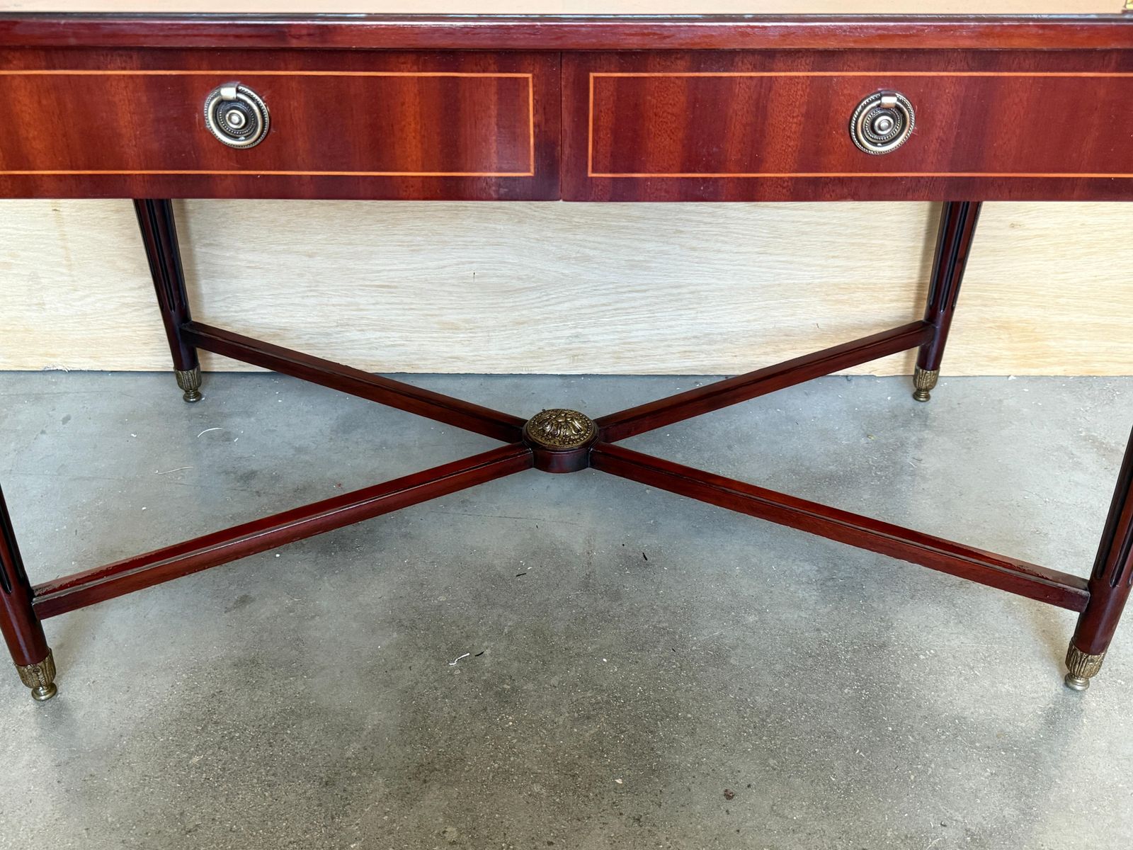 Mobilier Table basse néoclassique d'époque en acajou, galerie en bronze doré photo