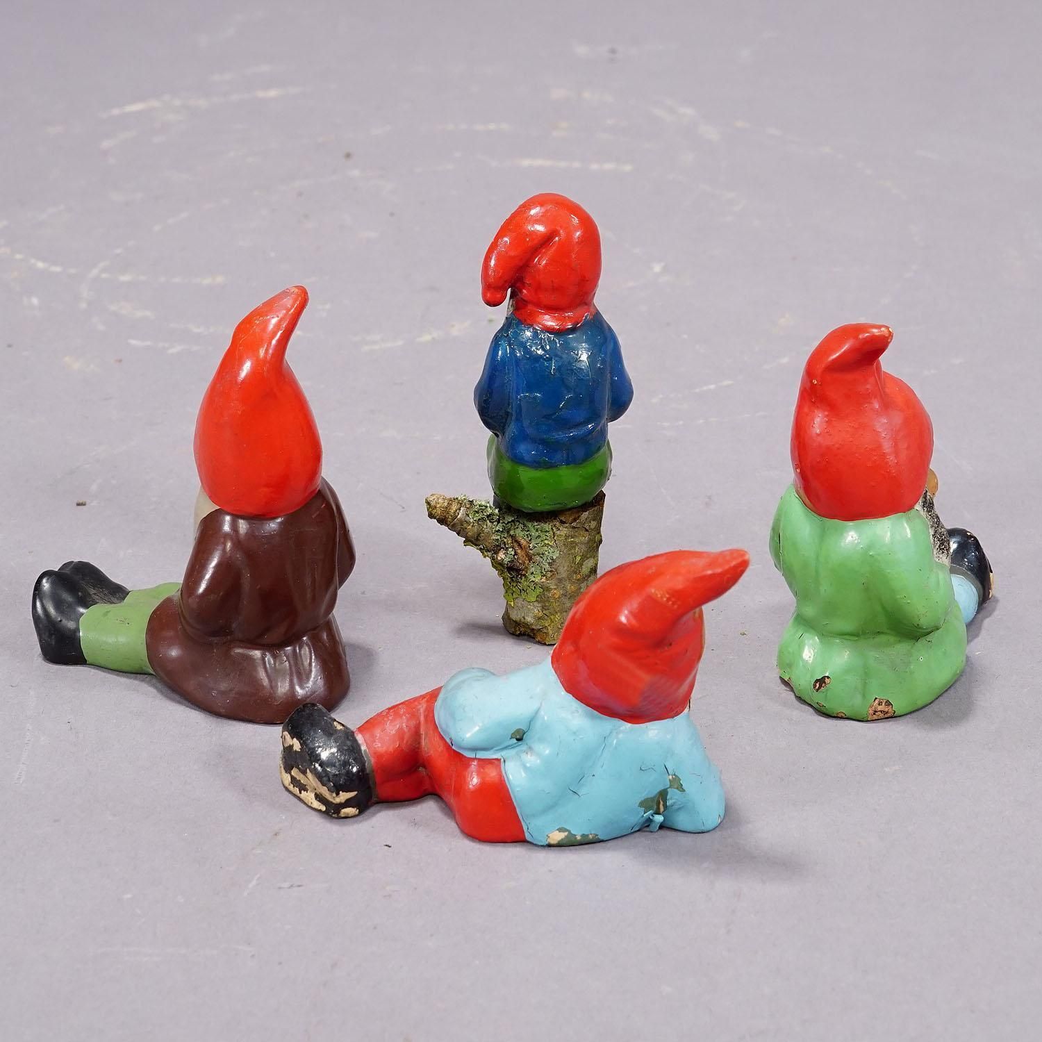 Set van vier kleine terracotta tuinkabouters, Duitsland ca. jaren 1950 photo Tuindecoratie