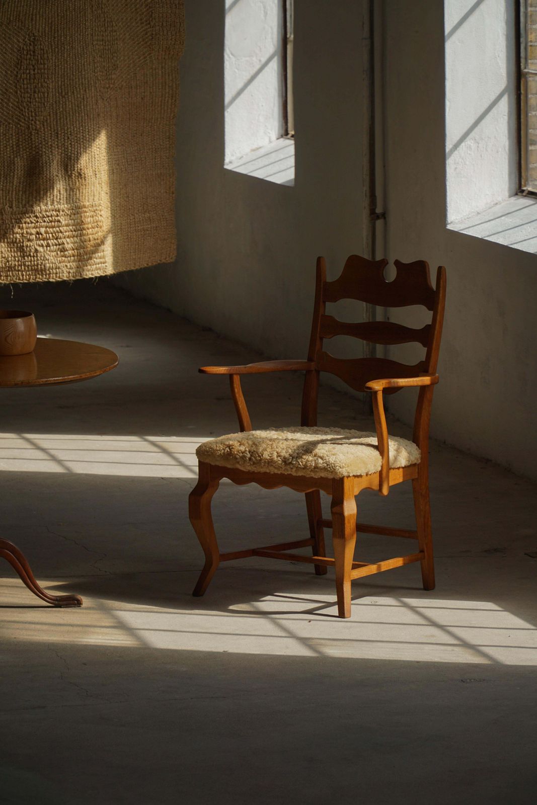 photo vintage Pair Of Razorblade Armchairs By Henning Kjærnulf, Oak & Lambswool, 1960