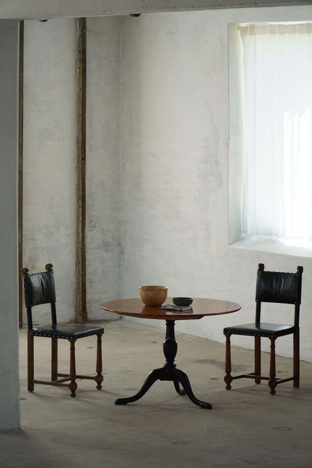 Set Of 8 Swedish Grace Dining Chairs, Leather & Carved Wood, Early 20th Century photo vinterior