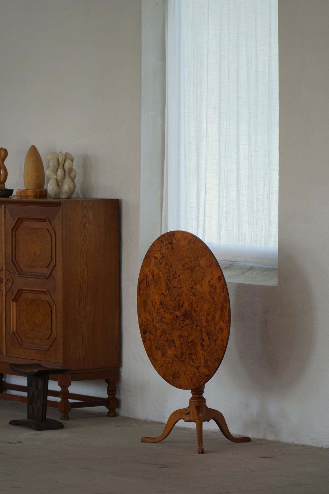 photo vinterior Swedish Antique Burl Wood Tilt Top Table With Pedestal Base, Early 19th Century