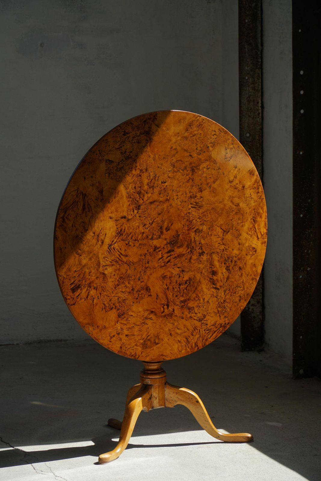 photo vintage Swedish Antique Burl Wood Tilt Top Table With Pedestal Base, Early 19th Century