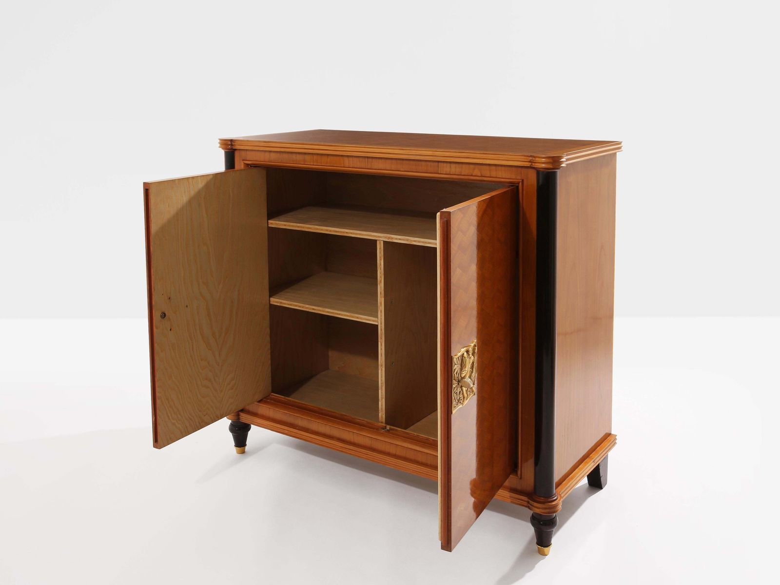 Cabinet deux portes Jules Leleu en marqueterie de bois de cerisier et bronze, 1940 photo vinterior