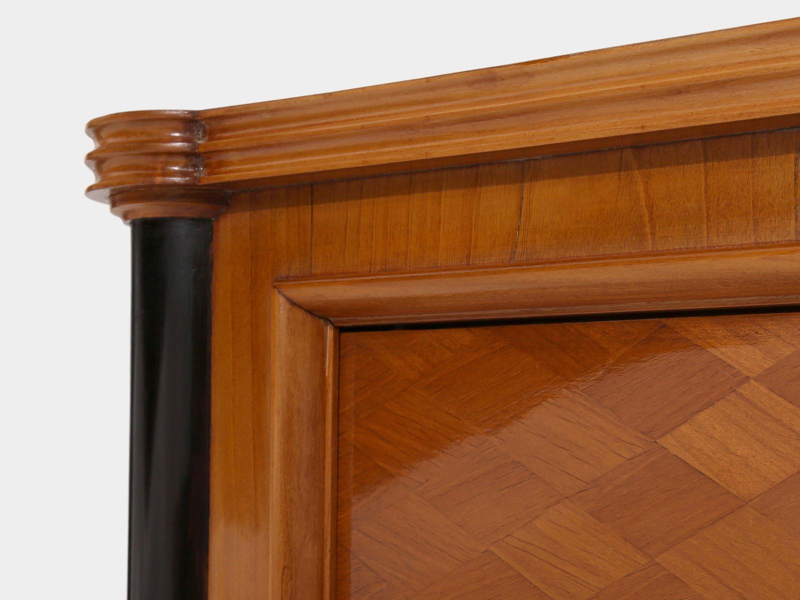 Mobilier Cabinet deux portes Jules Leleu en marqueterie de bois de cerisier et bronze, 1940 photo